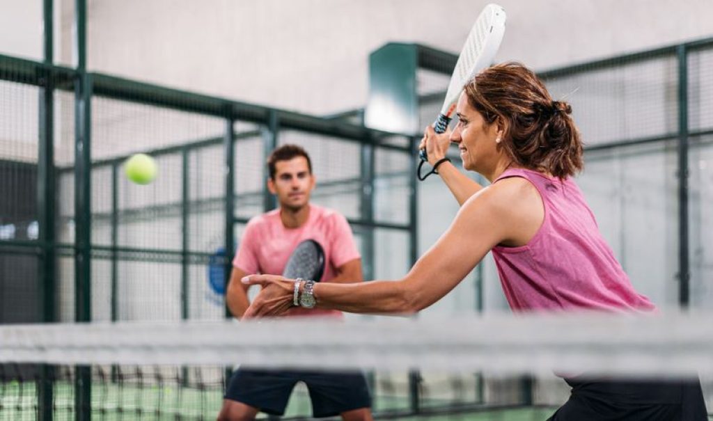 terrain de padel avec une femme et un homme